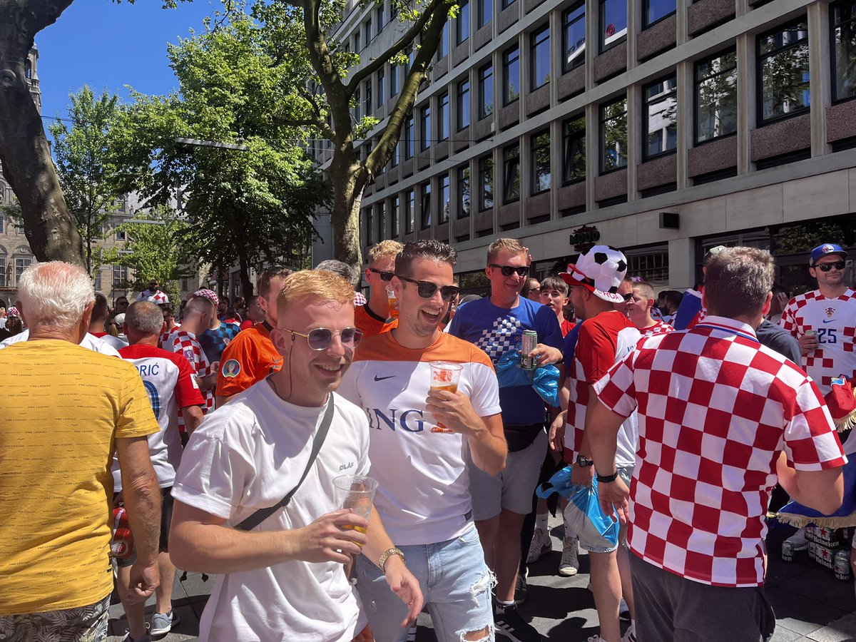 Mnoštvo hrvatskih navijača i poneki nizozemski u spontanoj Fan zoni u gradu. #Rotterdam #n1info