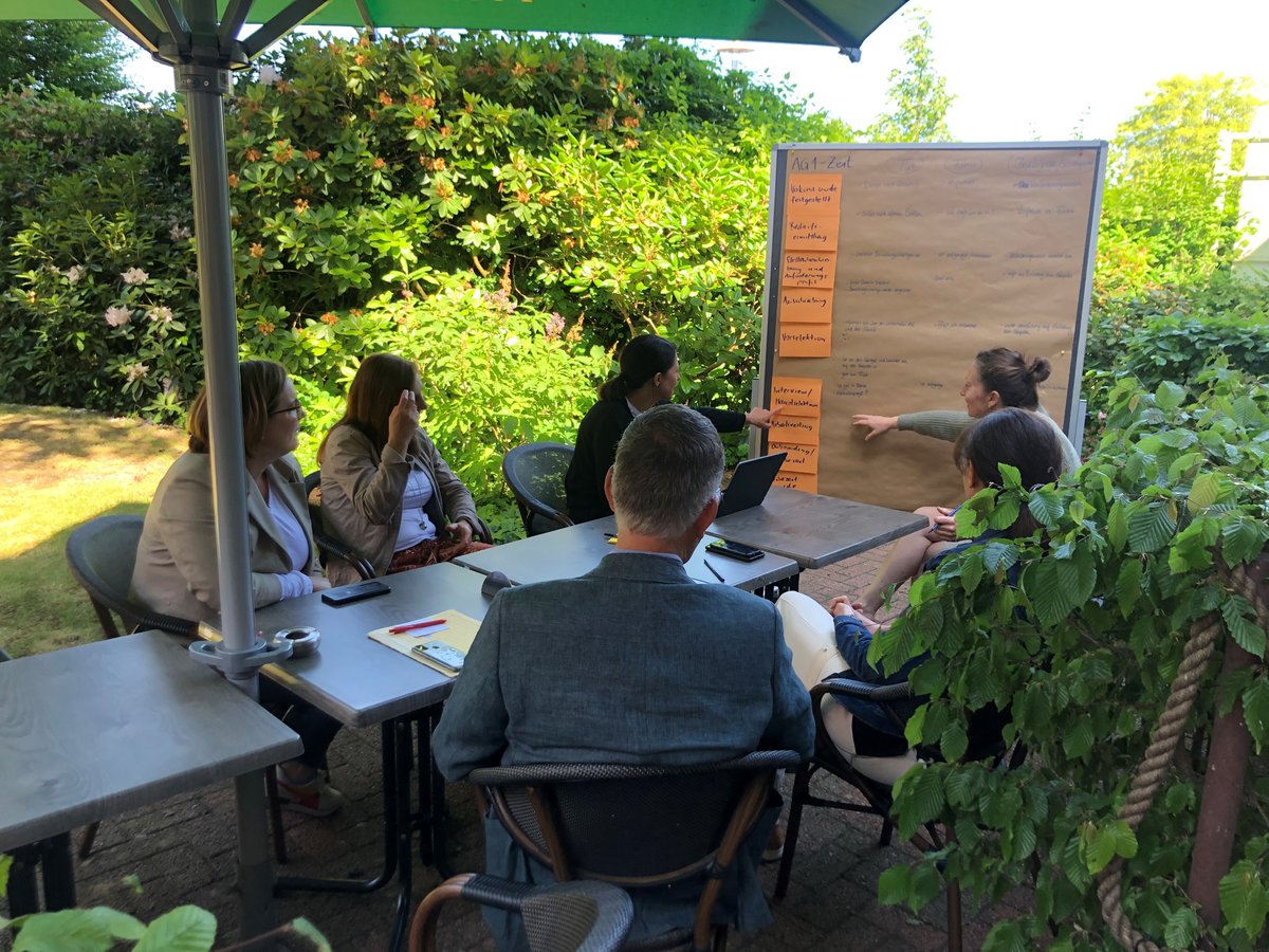 Wie die Zusammenarbeit von verschiedenen Bereichen des Jobcenters im neuen #Bürgergeld besser gelingen kann und wie die Zukunft der #Personalgewinnung aussieht, dazu arbeitete der VR 7 im #Benchlearning im schönen Ammerland. Und das Wetter spielte auch mit! (LSP/JHR)