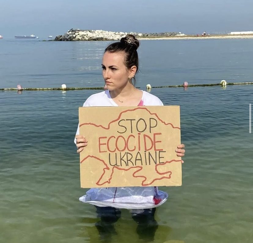 Ukrainian activists organised a demonstration in Istanbul to raise awareness about the devastating consequences of #RussiaBlewUpTheDam
Villages are flooded that resulted in death of people and animals. The land is damaged too that can lead to global rising of food prices
#ecocide