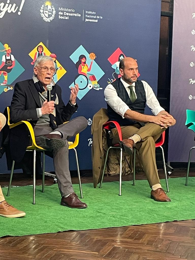 El domingo pasado quedó nuevamente demostrado:  trabajo en equipo es el que gana campeonatos. <a href="/INEFOPoficial/">INEFOP</a> y <a href="/midesuy/">Ministerio de Desarrollo Social</a> a través del Programa Accesos han iniciado capacitación para 2200 personas de 18 Dptos en "Competencias Transversales para la Empleabilidad". Vamos Uruguay!!!!