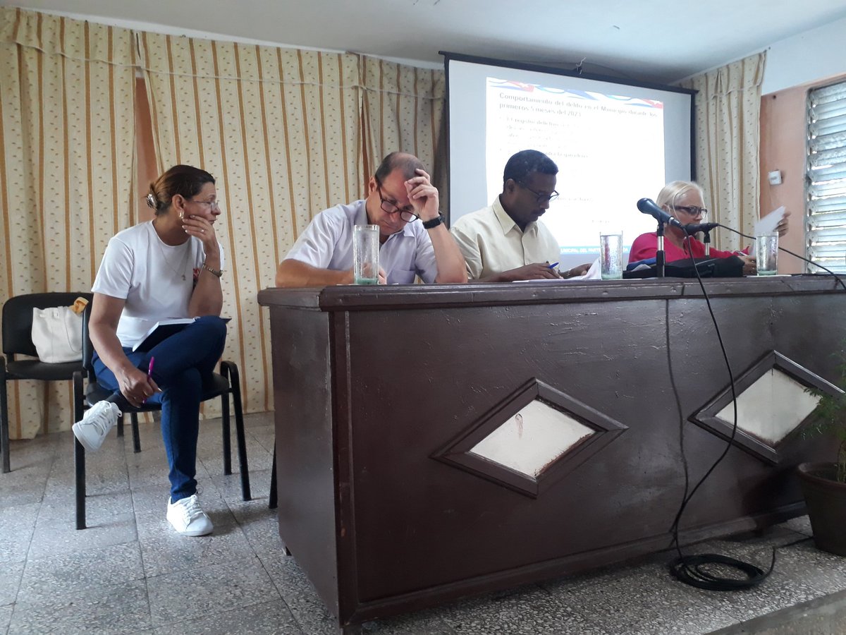 yamilka19971's tweet photo. Inicia visita del Comité Central del Partido. Esta vez interesándose por la prevención del delito.  #PoderPopular #Majibacoa @PPMajibacoa @RenGallego3 @JaimeErnestoC https://t.co/SRfCM9L7mU
