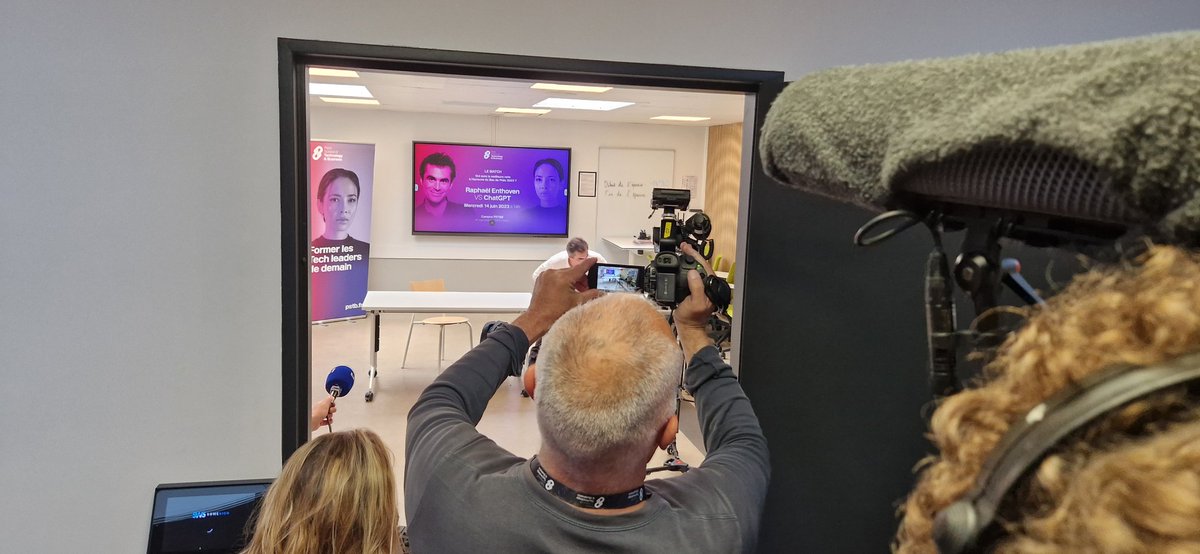 franctireurmag's tweet photo. 🖋📖 "Le bonheur est-il affaire de raison ?" @Enthoven_R défie #ChatGPT à 14h30 sur le campus de @PSTB_school.
Début dans 5 minutes. 
Les résultats à 16h30!
Franc-tireur vous fait vivre l'événement
Qui va gagner ?
#RaphaëlvsChatGPT 
#BacPhilo2023 https://t.co/nkWIdUyCmS