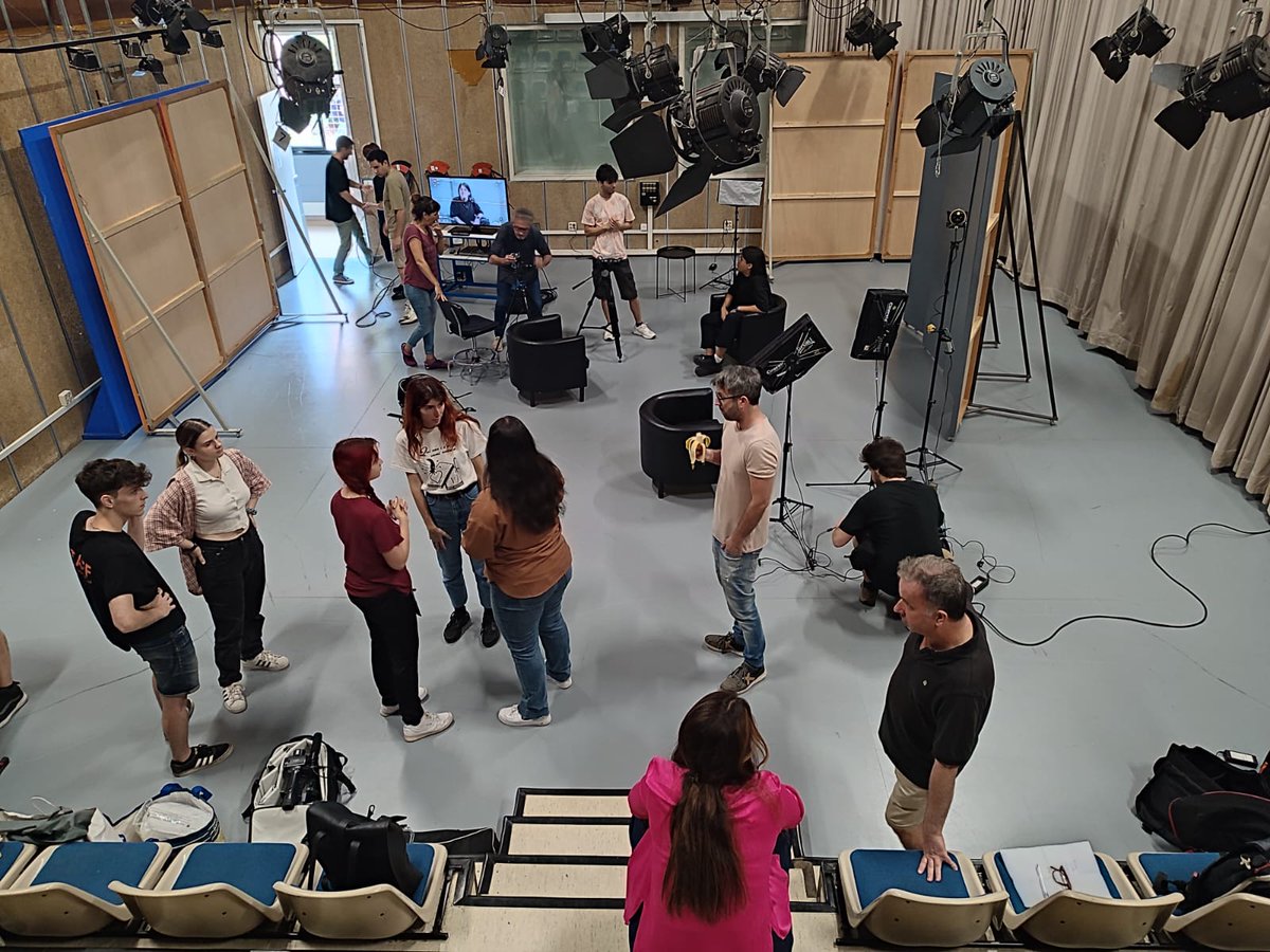 Impressionant! Estem en ple rodatge🎬 del documental #ApuntsEnBlanc on els nostres joves faran encara més visible el dret a una educació i universitat accessible a les persones amb #sordesa. Això arribarà lluny!

👏Gràcies a <a href="/UABBarcelona/">Universitat Autònoma de Barcelona</a> <a href="/FGC/">FGC</a> <a href="/Visualfy/">Visualfy</a>