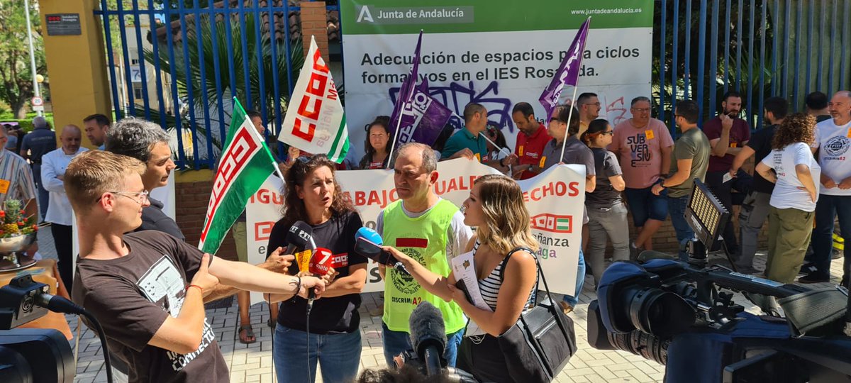 YOLANDACCOOMA's tweet photo. Hoy @CCOOEnseMalaga en @ieslarosaleda con los profes d #FP injustamente #discrimina2. A IGUAL TRABAJO IGUALES DERECHOS. Esperando q @EducaAnd responda a la petición d @feccooand d una mesa sectorial para tratar este asunto, y evitar los problemas q se van a generar. Continuará... https://t.co/ZUD2d6Rg96