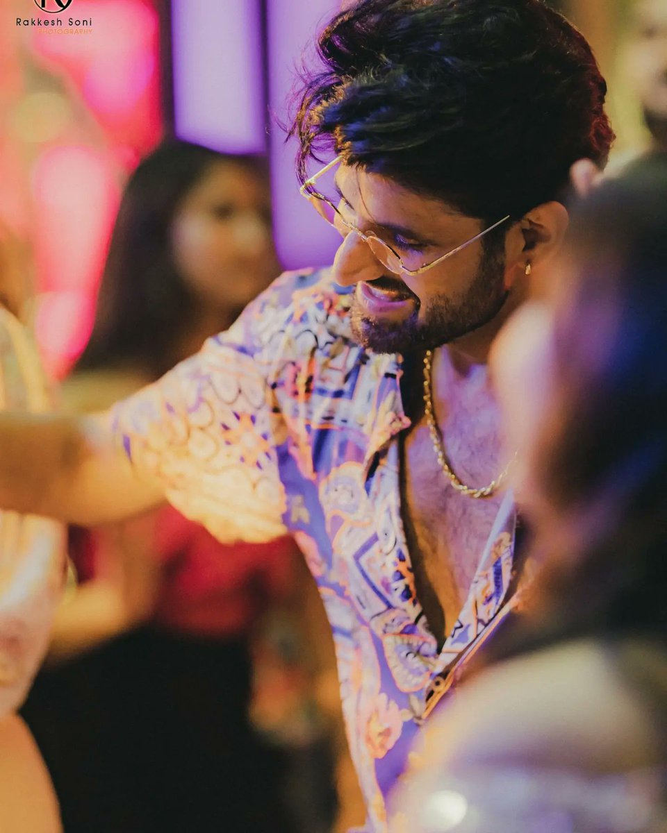 Day 2: The day came to a close with the spectacular Neon Themed Party.
The guests had a great time grooving to the beats by the DJ Sunny Deepak and Bollyjammers kept the pulse high.
Everyone let down their hair and partied until the early hours of dawn.