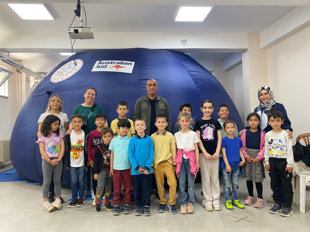 MilasMEm's tweet photo. 🌎Uzay Serüveni Projesinde Sona Gelindi.
📍Avustralya Büyükelçiliği DAP Birimi tarafından desteklene Uzay Serüveni projemiz Eğitim Öğretim Döneminin bitişiyle sona erdi. 15 farklı köy okulunu ev sahipliğinde, toplamda 67 köy okulumuzla buluştuk. #ausambturkiye https://t.co/jMjhyMhAJB