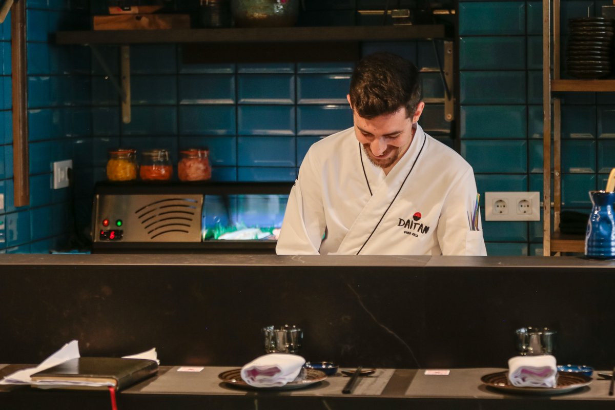 ayto_merida's tweet photo. 🍽️🍣 El alcalde @arosuna visita el nuevo restaurante de comida asiática, ‘Daitan’, abierto en el centro por cuatro empresarios emeritenses 
Enlace a la noticia 👉 https://t.co/6dUwupl5DQ https://t.co/fOjWJMeQX7