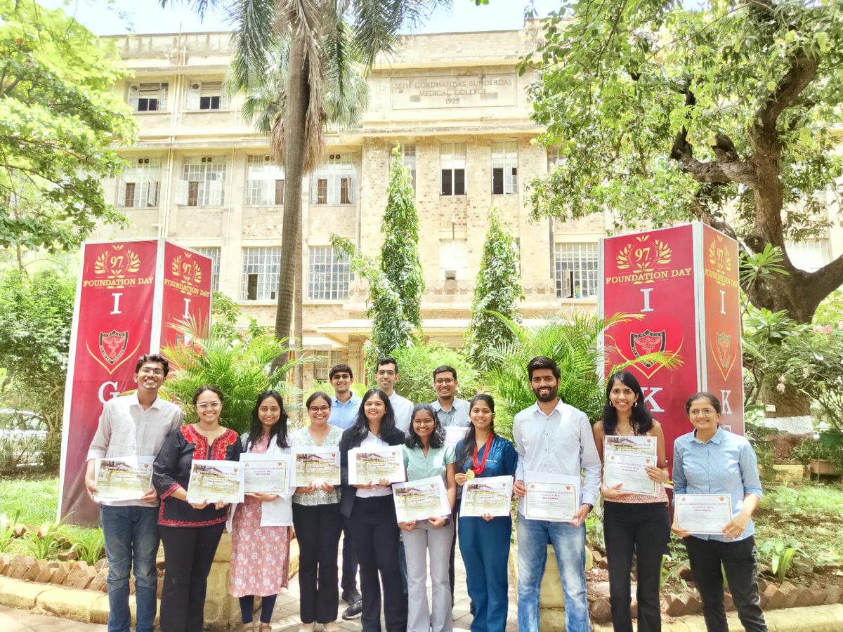 PHSaraf's tweet photo. Humbled to get award for highest marks in Pharmacology from Prof. Dr. Anil Tendolkar sir, who himself was honoured with Hirwai Sanman 2022 today by DJST, KEMH
One amazing thing about attending award ceremonies is the opportunity to listen to experiences of eminent personalities! https://t.co/bJFX0zap4P