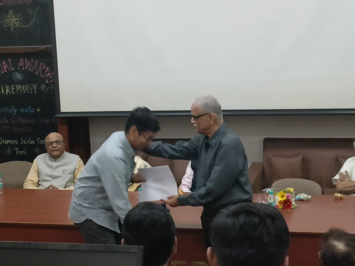PHSaraf's tweet photo. Humbled to get award for highest marks in Pharmacology from Prof. Dr. Anil Tendolkar sir, who himself was honoured with Hirwai Sanman 2022 today by DJST, KEMH
One amazing thing about attending award ceremonies is the opportunity to listen to experiences of eminent personalities! https://t.co/bJFX0zap4P