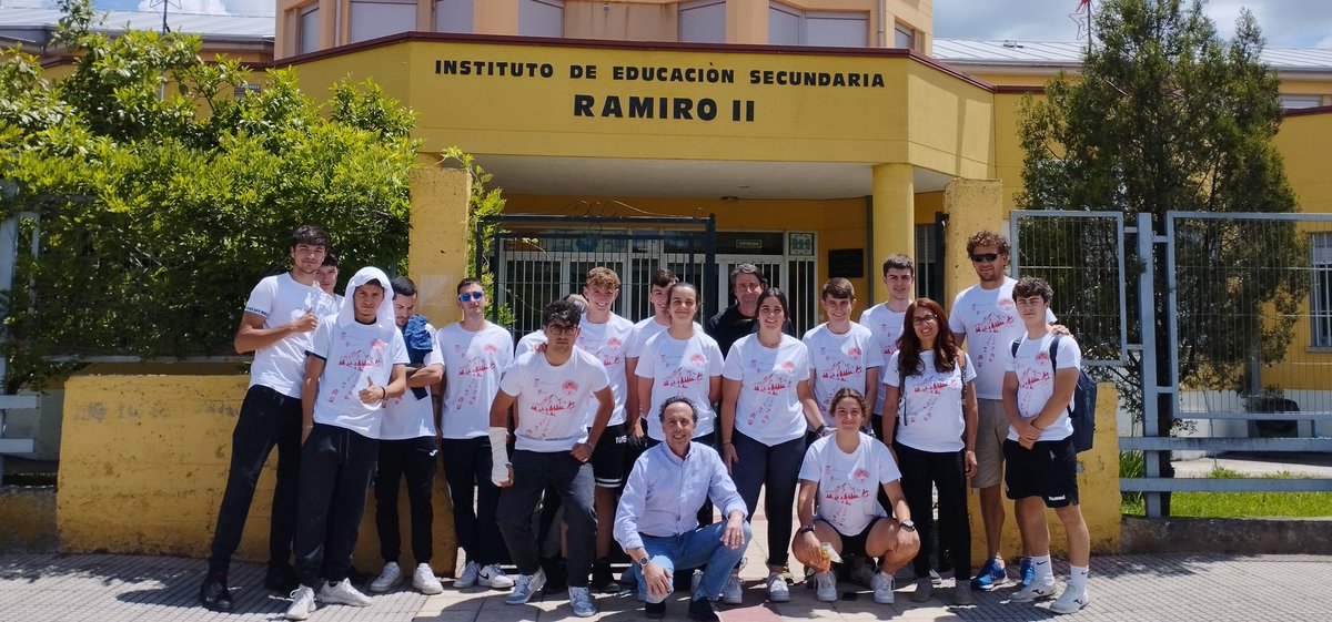 Gracias al <a href="/AytoLaRobla/">Ayuntamiento de La Robla</a> por regalar a nuestros estudiantes y profesores del ciclo de FP #guiamedionatural una camiseta del grupo de senderismo que ha hecho el #caminodesantiago por etapas.