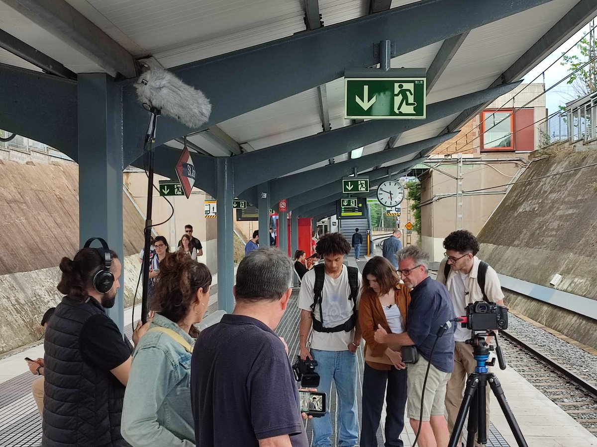 federacioacapps's tweet photo. Impressionant! Estem en ple rodatge🎬 del documental #ApuntsEnBlanc on els nostres joves faran encara més visible el dret a una educació i universitat accessible a les persones amb #sordesa. Això arribarà lluny!

👏Gràcies a @UABBarcelona @FGC @Visualfy https://t.co/8PjOAMYP2s