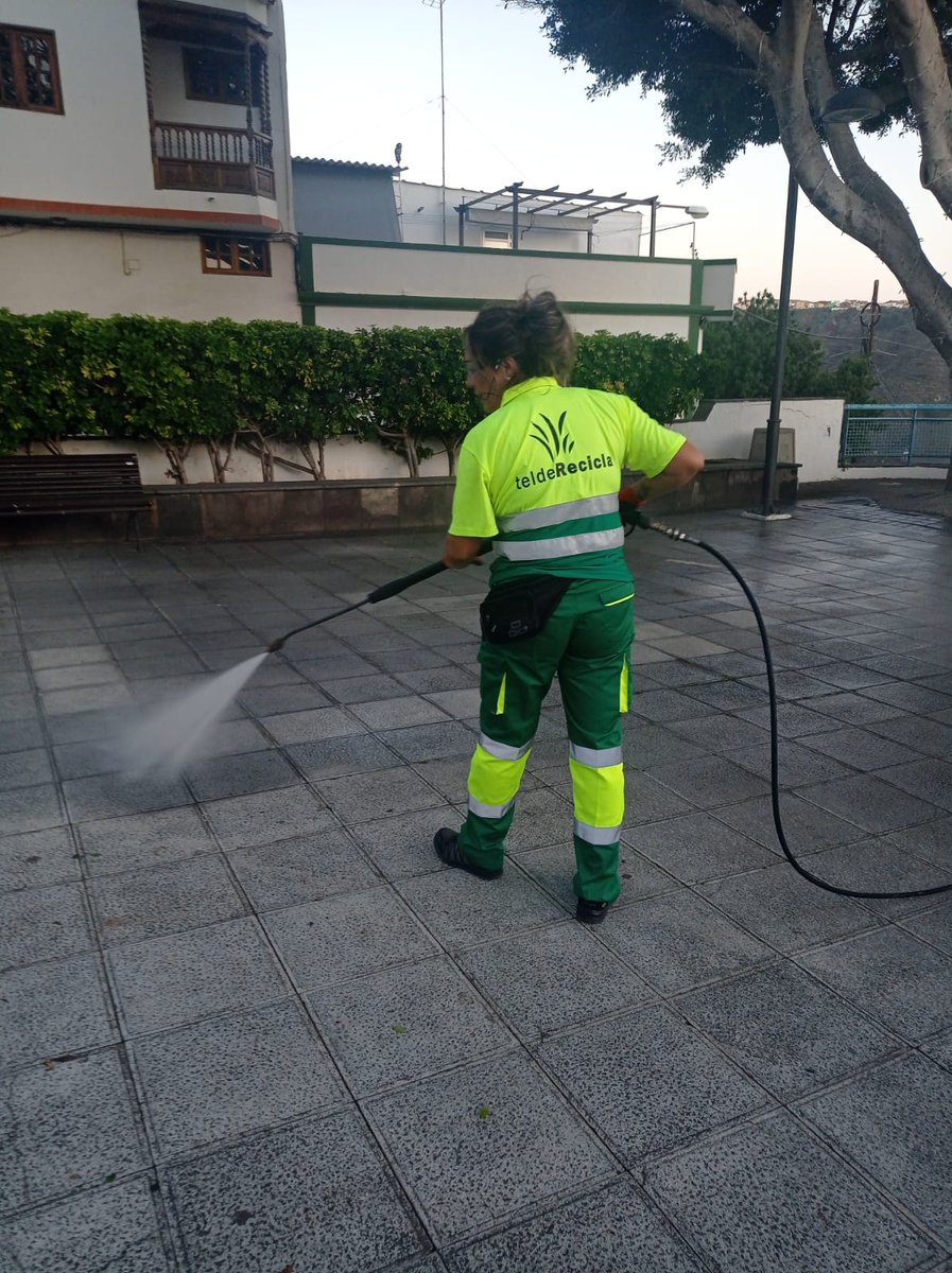 💪¡Miércoles superado! Llegamos a la mitad de la semana con esta imagen de el equipo de #TeldeLimpia realizando labores de limpieza, desinfección y vaciado de papeleras en la plaza del Lomo Magullo. 

#TeldeLimpia #LimpiezaViaria