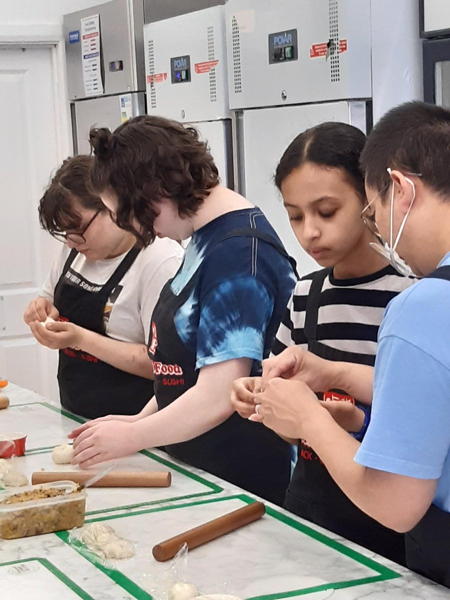 Fancy learning how to cook various receipes for a Vegan taste buds? Check out our Vegan Delights course! 🥦🍅🧑‍🍳
For teens aged 14-19 🙌
cmdn.co.uk/courses/0/allc…