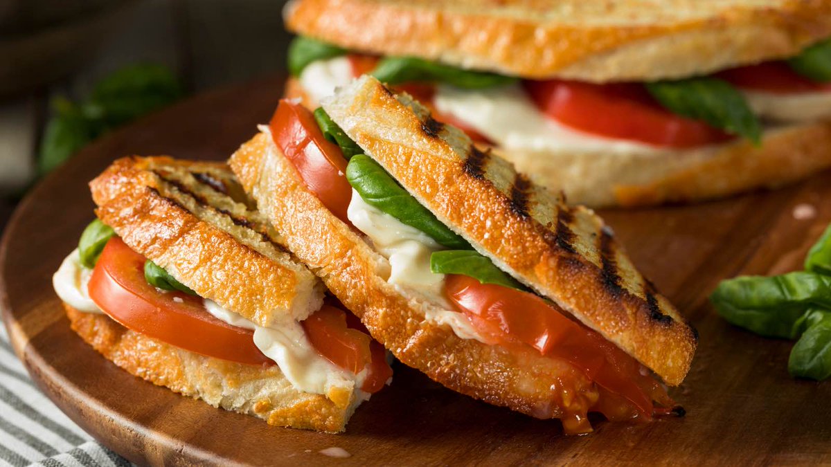 MTN Junkie Juice IPA is all the rage since hitting the taps this month!

Get U fresh Suds &amp; scratch Made Sami's Panini style! 

Leave the kitchen duties to the Pro's 2-9 on this mid week day! 

#cheers #CraftBeer #Local #HumpDayMotivation #HumpDay