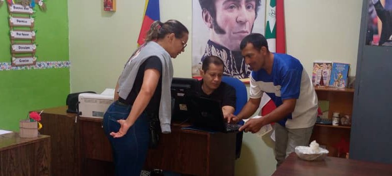FundabitTrujil1's tweet photo. Fundabit Trujillo prestando apoyo técnico en la oficina de la División Educativa Unión con el Pueblo   DCEUP perteneciente al @cdcetrujillo. 
#NoMásInjerenciaYankee 

@NicolasMaduro
@_LaAvanzadora
@Gerardo4fPsuv 
@Fundabit_ https://t.co/jCEuJaCJWD