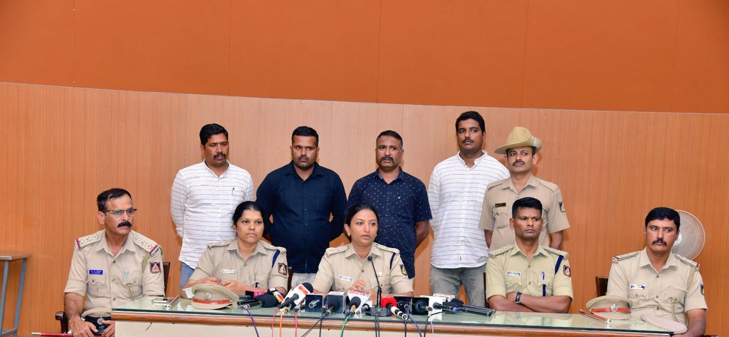 SPmysuru's tweet photo. #spmysuru ಶ್ರೀಮತಿ. ಸೀಮಾ ಲಾಟ್ಕರ್ ಐಪಿಎಸ್ ರವರು ಹುಣಸೂರು ಮನೆಗಳ್ಳತನ ಪ್ರಕರಣಗಳಲ್ಲಿ ಆರೋಪಿ & ಮಾಲು ಪತ್ತೆ ಸಂಬಂಧ ನಡೆದ ಪತ್ರಿಕಾಗೋಷ್ಠಿಯಲ್ಲಿ ಮಾತನಾಡಿ . 03 ಜನರನ್ನು ಬಂಧಿಸಿದ್ದು ಸು.18 ಲಕ್ಷ ಮೌಲ್ಯದ ಚಿನ್ನಾಭರಣ & 2.4 Kg ಬೆಳ್ಳಿ ಪದಾರ್ಥಗಳನ್ನು ವಶಪಡಿಸಿಕೊಂಡು , 07 ಪ್ರಕರಣಗಳನ್ನು ಭೇದಿಸಲಾಗಿದೆ ಎಂದು ತಿಳಿಸಿರುತ್ತಾರೆ. https://t.co/j9saYIrhxT