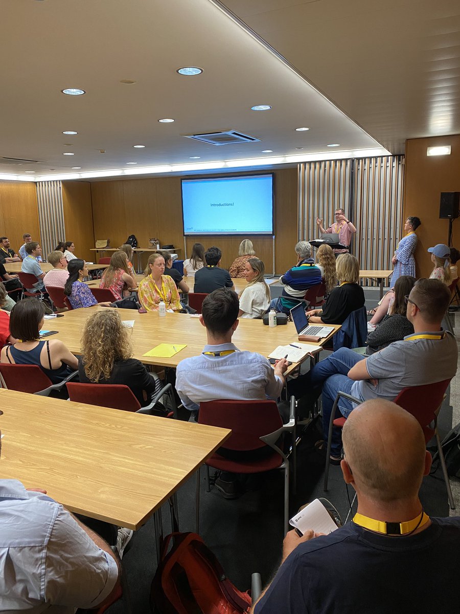 Second workshop of the day underway… #art of debriefing… lots of interest in how to improve our debriefing skills- room is packed with ppl having to sit in the floor!😬😬😂😂 @KC_2502 #SESAM2023 #debriefing #simulation