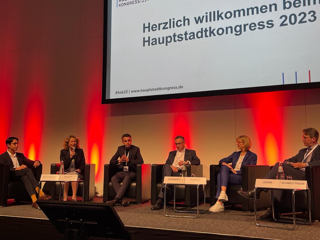 Der dreitägige #Hauptstadtkongress 2023 im #hub27 der @MesseBerlin ist gestartet! Wir freuen uns auf drei spannende Tage #Diskussionen, #Austausch und #Vernetzung. Das diesjährige #Programm und weitere #Informationen finden Sie hier: hauptstadtkongress.de/wp-content/upl… #hsk #hsk23