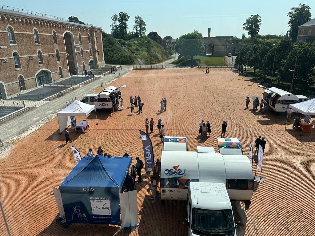 leprojetmoteur's tweet image. ➡️Hier s’est tenu la cérémonie d’inauguration des bus #OSER!
🚌Le projet #OSER! ? 👉C’est trois bus entièrement aménagés qui vont sillonner le territoire des @hautsdefrance pour partir à la rencontre de jeunes en recherche d’orientation 
Pour en savoir + : linkedin.com/posts/projet-m…