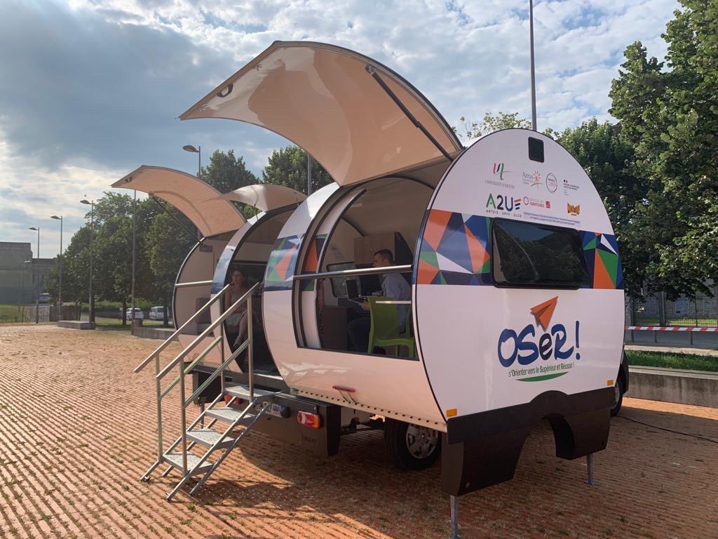 leprojetmoteur's tweet image. ➡️Hier s’est tenu la cérémonie d’inauguration des bus #OSER!
🚌Le projet #OSER! ? 👉C’est trois bus entièrement aménagés qui vont sillonner le territoire des @hautsdefrance pour partir à la rencontre de jeunes en recherche d’orientation 
Pour en savoir + : linkedin.com/posts/projet-m…