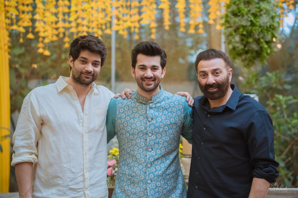 Ladies & Gentlemen , #TheDeols ! Father son trio @iamsunnydeol @imkarandeol and #RajveerDeol are all smiles as they pose together at Karan's pre wedding celebrations🔥😍

#KaranDeol #marriagecelebrations #sunnydeol #Rajveerdeol #thedeolfamily