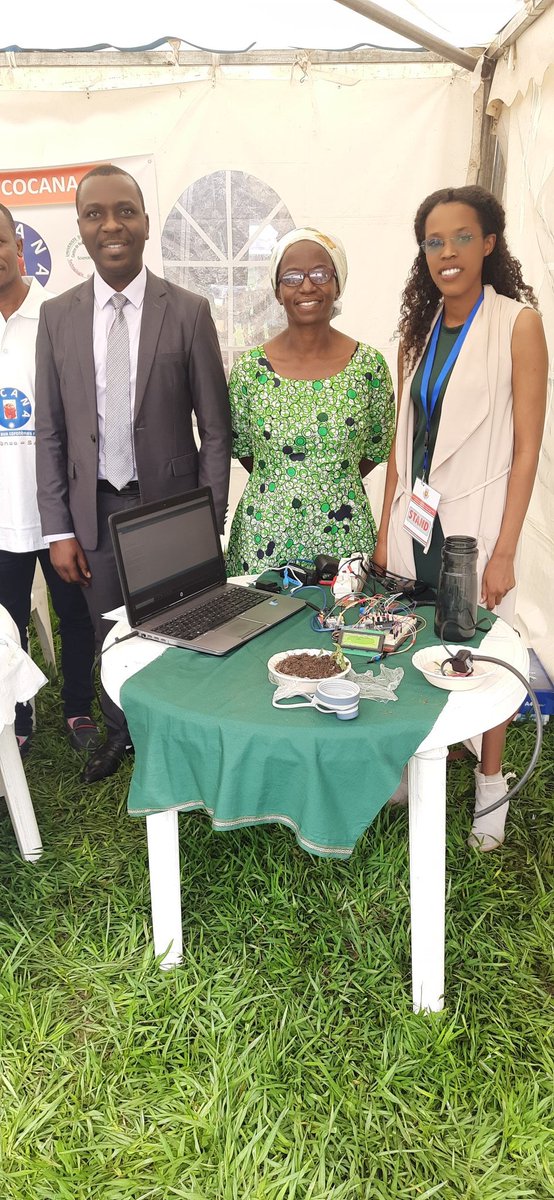RectoratUB's tweet photo. Dans la foire de l'#APPP2023
Les TIC pour impulser l'agriculture dans l'arrosage intelligent ainsi que la transformation agro-alimentaire (confiture riche en bêta carotène) @UB_Rumuri @NtareHouse @MENRS4 https://t.co/cOcrZ7DKxI