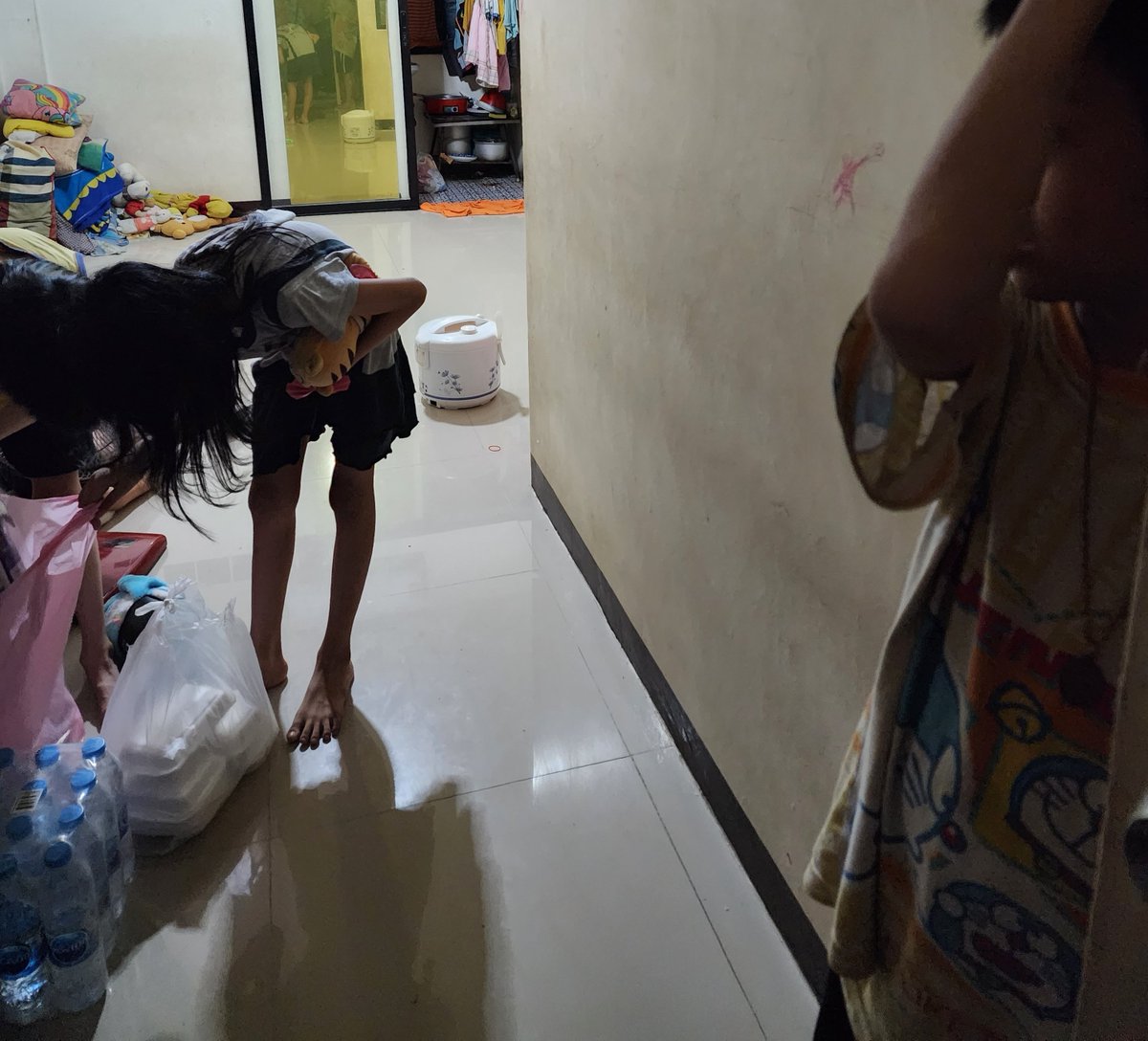 โอ้ยยย​ จะร้องแล้ว​มาแจกข้าวตรงหัวลำโพง​ แล้วมีน้องมารับข้าว​บอกขอ​ 4 กล่อ​ง​ เพราะที่บ้านมีน้องอีก​ 3 คน​นี่เลยสอบถามละขอมาดูบ้าน​ ร้องหนักอีกเจอน้องอีก​ 3 คนรอกินข้าว​ และในจานนั่นลอกต้องกินกัน​ 4 คน​ทุกคนไม่ได้เรียน​ พ่อขับแท็กซี่ แล้วอยู่ห้องแคบๆกัน 5 คน​ไม่ไหวววร้องแล้ว