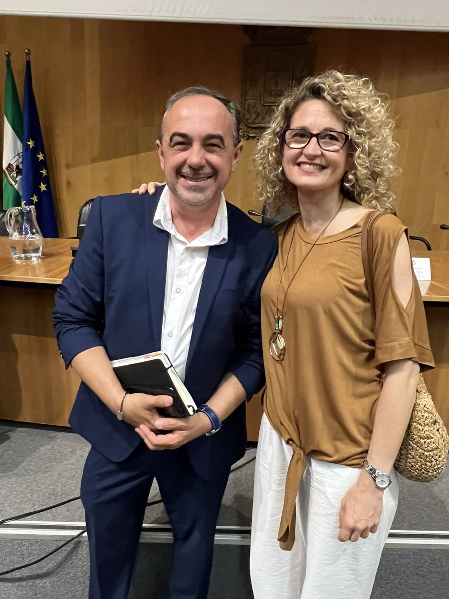 Agradecemos a la UGR y en especial al director Secretariado para la Inclusión, José Luis Cabezas, su implicación e impulso en la formación para el alumnado universitario en la Lengua de #Signos,así como por las palabras dedicadas a la profesora Mony <a href="/CanalUGR/">Universidad Granada</a> <a href="/ASOGRA_/">ASOGRA</a> #YoconlaLS