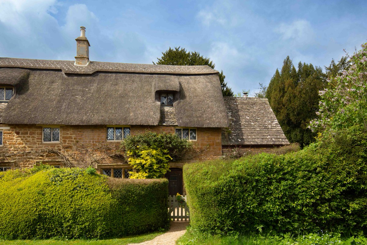 CotswoldsInfo's tweet photo. Thatch on the Green is in the heart of the pretty village of Great Tew, set in a raised position above the village green. From the garden you have spectacular views across the rolling countryside. Available for summer stays through Bolthole Retreats. 
https://t.co/k5q9JeF1Sb https://t.co/fB2KJ6msuT