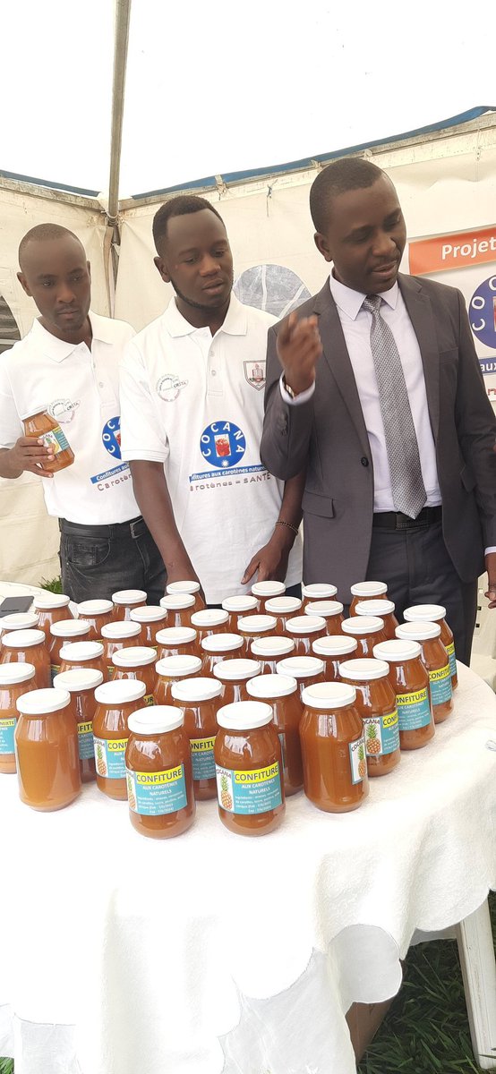 RectoratUB's tweet photo. Dans la foire de l'#APPP2023
Les TIC pour impulser l'agriculture dans l'arrosage intelligent ainsi que la transformation agro-alimentaire (confiture riche en bêta carotène) @UB_Rumuri @NtareHouse @MENRS4 https://t.co/cOcrZ7DKxI