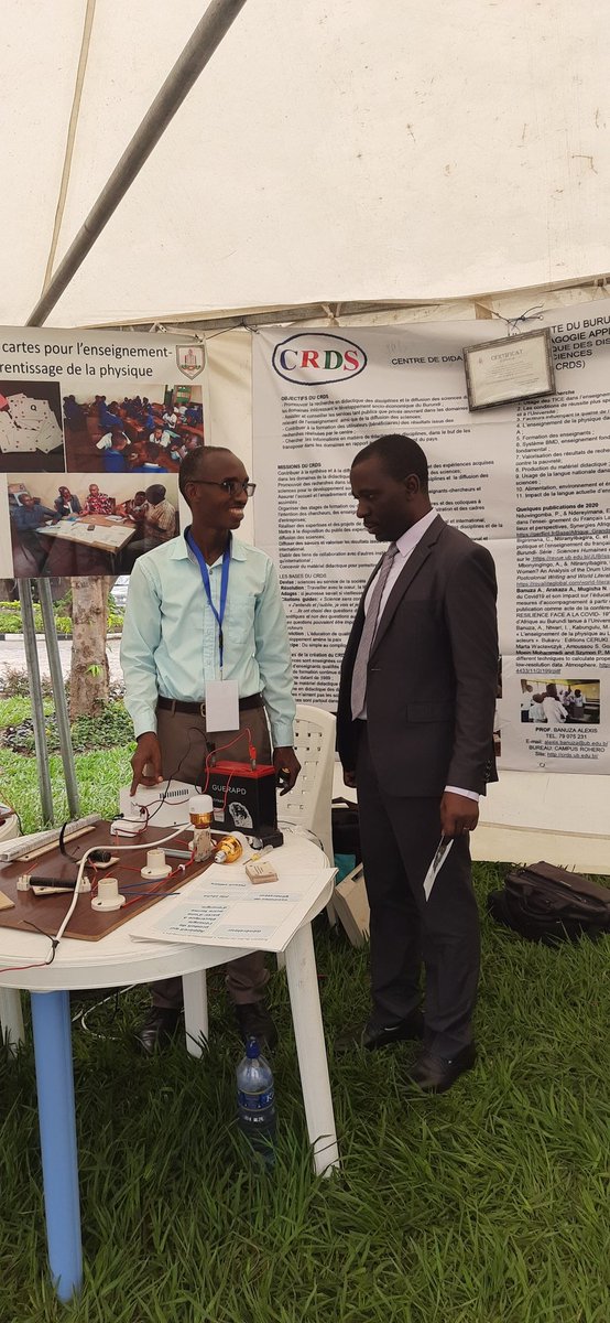 RectoratUB's tweet photo. Dans la foire de l'#APPP2023:
RUMURI développe du matériel didactique approprié pour une bonne transmission des sciences (physique et électricité) dans le fondamental @UB_Rumuri @NtareHouse @MENRS4 https://t.co/2YD6HzApjS