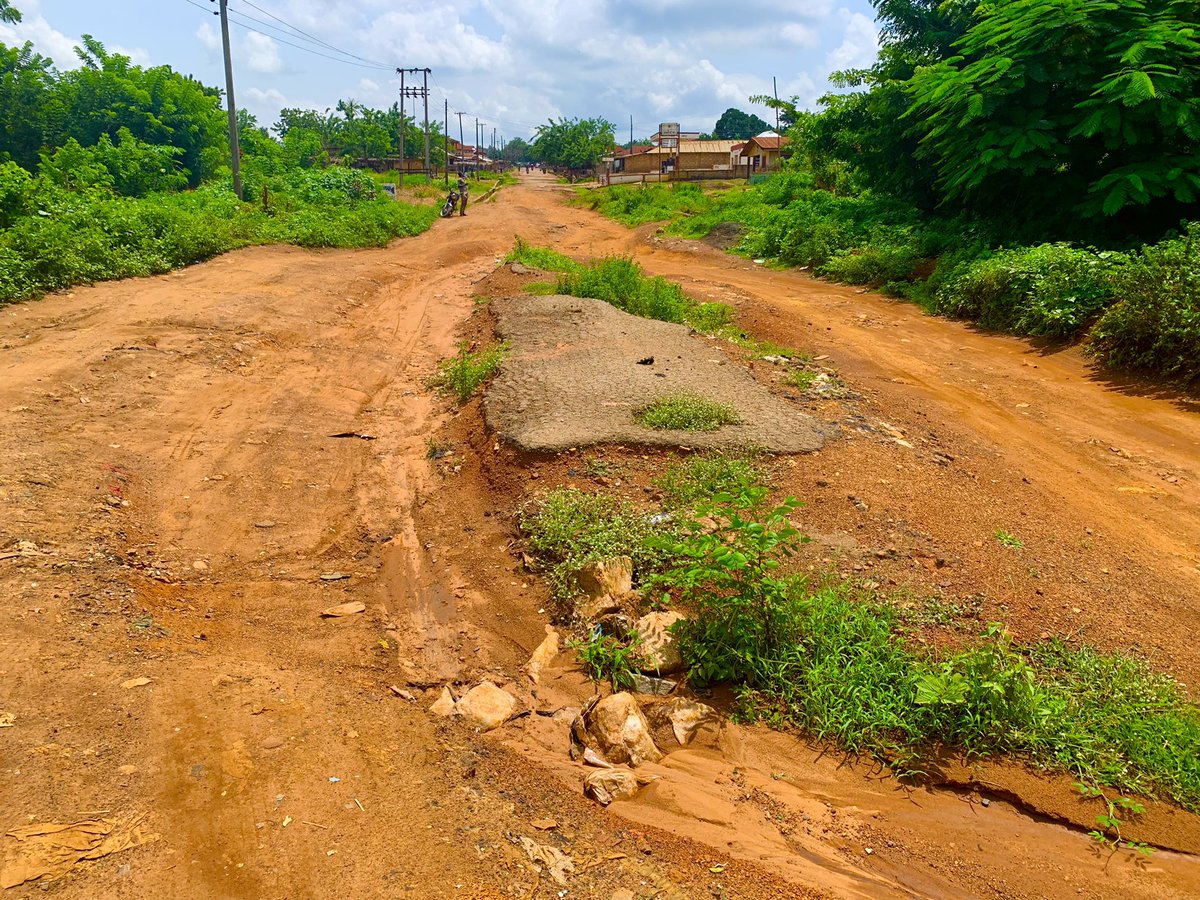 odedeletemilad2's tweet photo. @InsideOsogbo The residents, motorists of Ife-Odan in Ejigbo local government area of Osun State have lamented over the poor state and condition of the major roads in the community. These roads are the important roads  link to major towns like Oyo, Ogbomosho, https://t.co/P6PLidgIEo