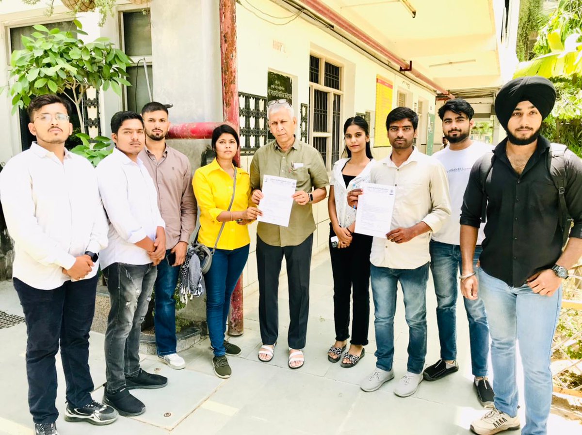 HaryanaAbvp's tweet photo. अख़िल भारतीय विद्यार्थी परिषद .@Abvpfaridabad09 द्वारा डीएवी शताब्दी कॉलेज में शैक्ष��िक समस्याओं  एवं छात्र संघ चुनाव बहाल को लेकर उच्च शिक्षा विभाग के नाम प्राचार्य कार्यालय में सौंपा ज्ञापन।

#Abvpfaridabad #HaryanaAbvp https://t.co/qS5zq4i4PR