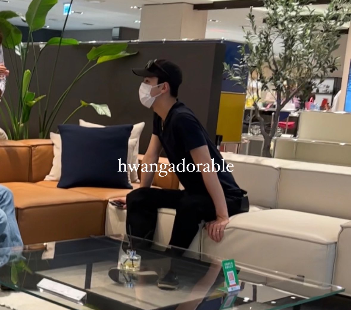 tadi siang ketemu sehun di galleria dia lagi di tempat furniture sofa sofa🥹 awalnya aku fikir itu bukan idol tapi KOK GANTENG BANGETTT mirip sehun, jadi aku pastiin ke temenku yg exo-l ternyata katanya bener itu sehun😂