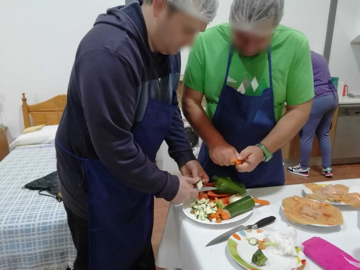MasFormate's tweet photo. Iniciamos ya el "Taller de cocina saludable" y el alumnado trabaja con afán ya desde el primer día para aprovechar a tope está acción formativa organizada por la Unidad de día de @Asfedro Ferrol y subvencionada por la Diputación De A Coruña .
#asfedro
#diputacióndeacoruña https://t.co/7tdwnZwNFt