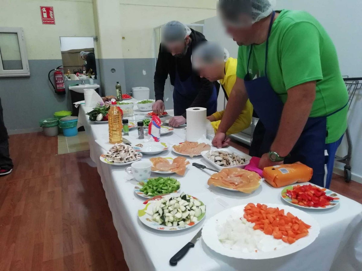 MasFormate's tweet photo. Iniciamos ya el "Taller de cocina saludable" y el alumnado trabaja con afán ya desde el primer día para aprovechar a tope está acción formativa organizada por la Unidad de día de @Asfedro Ferrol y subvencionada por la Diputación De A Coruña .
#asfedro
#diputacióndeacoruña https://t.co/7tdwnZwNFt