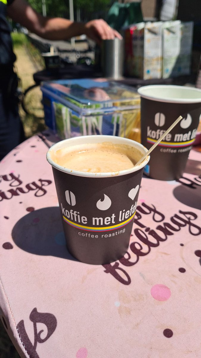 Vandaag staat de barista op de Pachtersdreef. Koffie met liefde gezet... (gratis). Lekker koffie drinken met andere wijkbewoners en kijken naar het voetbal op het Cruijfcourt. #Vrederust #politie #eenheiddenhaag