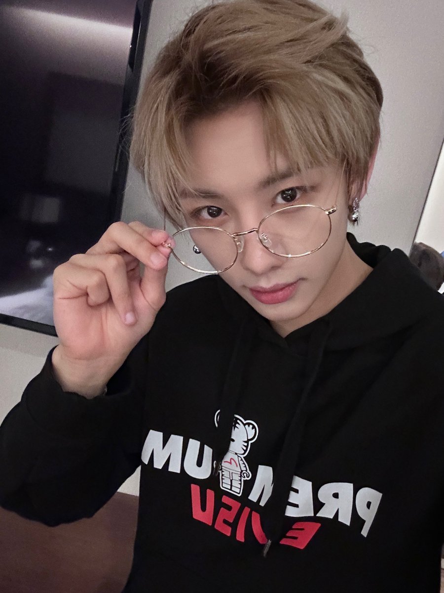 XODIAC_MEMBERS's tweet photo. [#씽] 

새로운 도전 💇🏼‍♂️💇🏼‍♂️🧏🏻

#XODIAC #소디엑 #SING #씽 https://t.co/mPXPdfvBxg