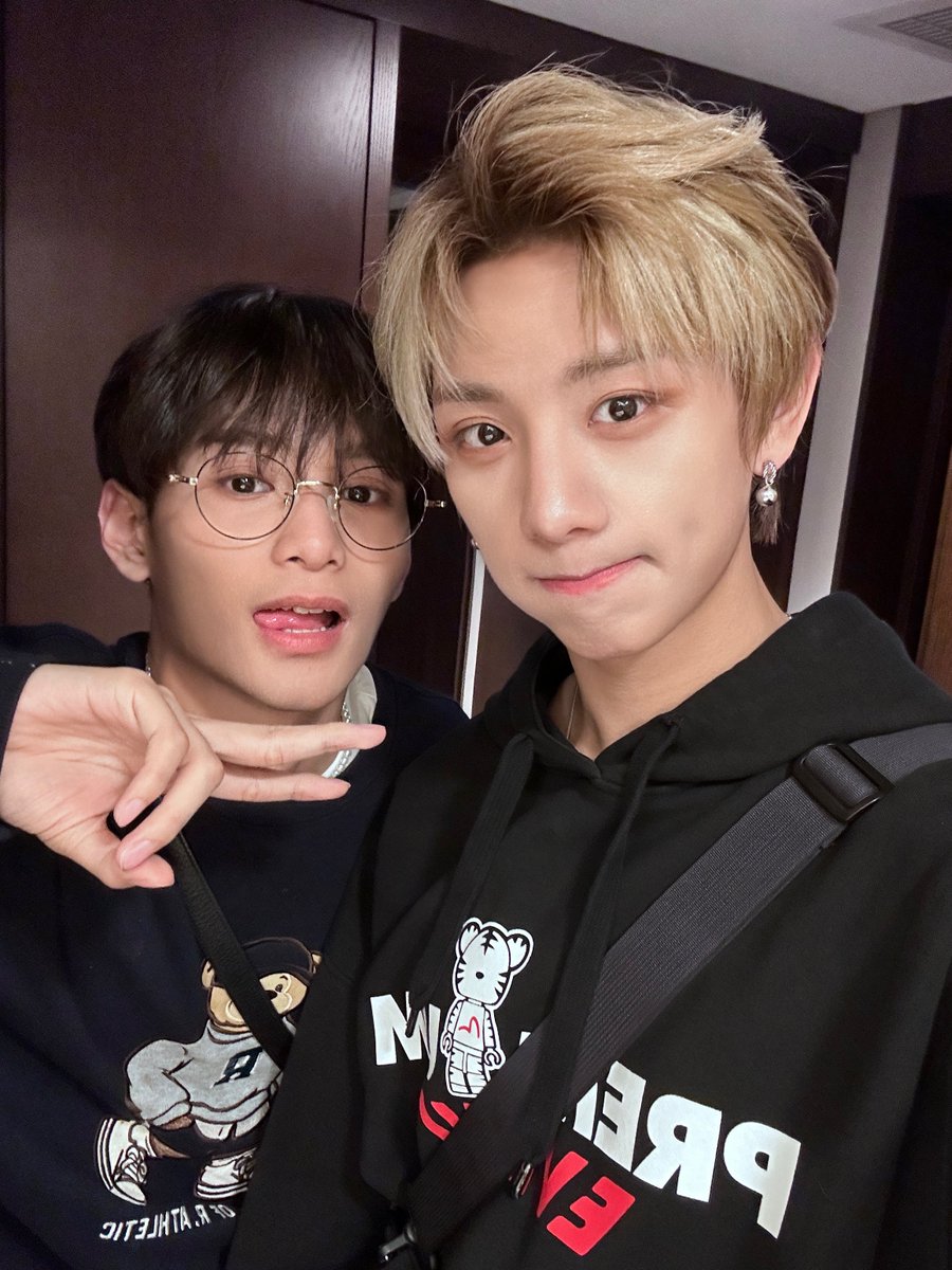XODIAC_MEMBERS's tweet photo. [#씽] 

새로운 도전 💇🏼‍♂️💇🏼‍♂️🧏🏻

#XODIAC #소디엑 #SING #씽 https://t.co/mPXPdfvBxg