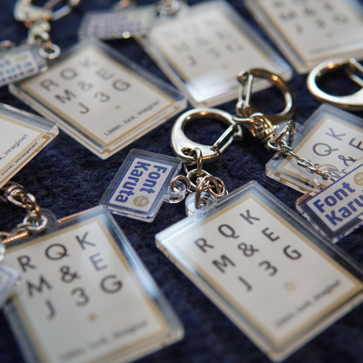 font_karuta's tweet photo. いよいよ今週の土曜日!
『Type& 2023』の会場では、本イベントのために特別に作った、フォントかるた欧文版キーホルダーのガチャポンマシーン(1回500円)を設置します。数に限りがありますので、引きたい方はお早めに🙌
『Type& 2023』のお申し込みはこちら↓↓↓↓↓↓
https://t.co/lJpEZmY2mq https://t.co/5VHouDWVsp
