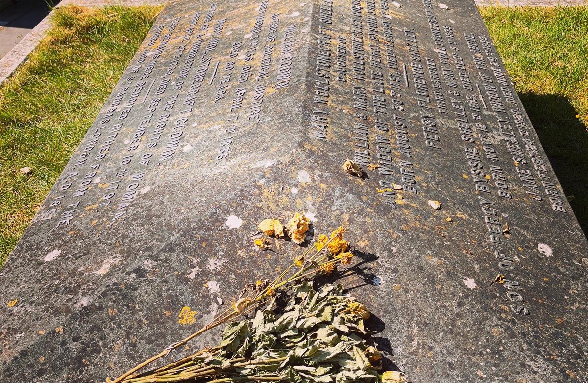 AnnetteWardell's tweet photo. Thrilled to have found the final resting place of #author #MaryShelley
&amp; her parents here in #Bournemouth #Frankenstein is one of my all time fave Gothic #novels &amp; #MaryWoolstonecraft #AVindicationOfTheRightsOfWomen is an absolutely seminal work. #booktwitter #books #womensrights https://t.co/p35g6Mbqbr