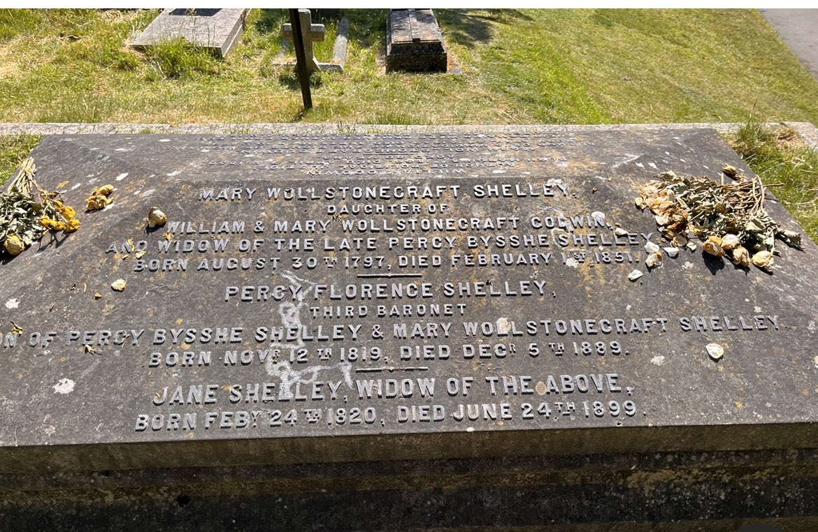 AnnetteWardell's tweet photo. Thrilled to have found the final resting place of #author #MaryShelley
&amp; her parents here in #Bournemouth #Frankenstein is one of my all time fave Gothic #novels &amp; #MaryWoolstonecraft #AVindicationOfTheRightsOfWomen is an absolutely seminal work. #booktwitter #books #womensrights https://t.co/p35g6Mbqbr