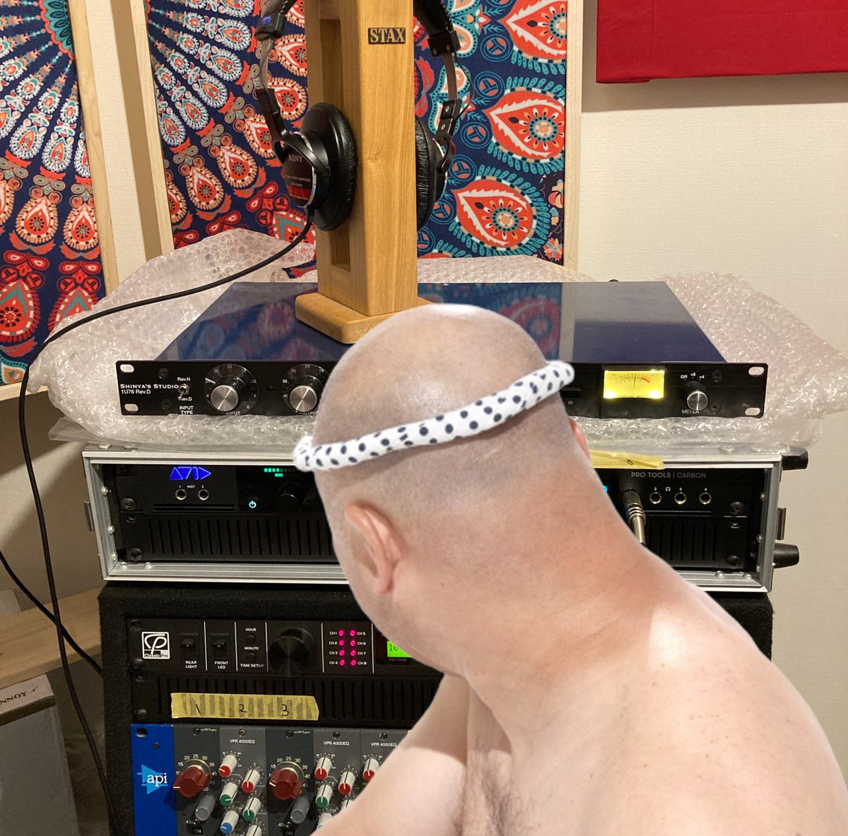 卓をいじりながら1U76のメーターを確認するクールポコ