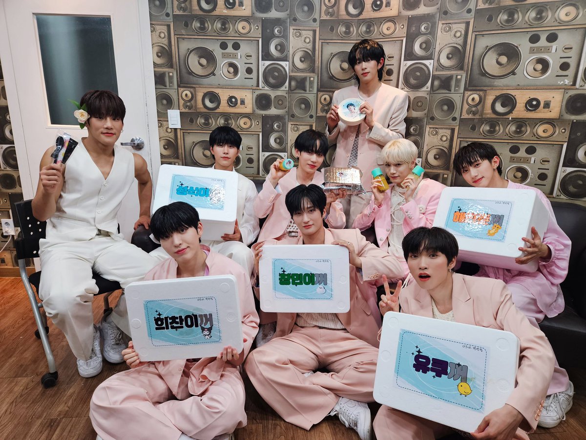 DKB_BRAVE's tweet photo. [📷]
💙다크비 미니 6집 I Need Love💙
FAN SHOWCASE 현장 다들 재밌게 즐기셨나요?
처음 BB 앞에서 선보인 무대라서 무척 떨렸지만🤣
자리를 가득 채워준 BB 덕분에 힘이 났습니다🔥
기다려주신 모든 팬분들 감사드립니다!
I Need Love 활동 많은 사랑 부탁드립니다❤️

#다크비 #DKB #INeedLove https://t.co/vvirDMNTTm