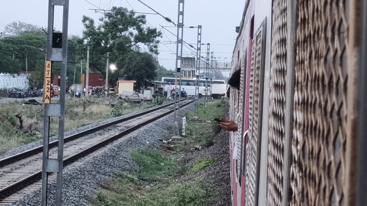 VIVEKTWITZ's tweet photo. Train : 40554 waiting at Maraimalainagar for the vehicles to cross the track..

This is common issue during Peak hours in Mornings &amp; Evenings for many months

When will this issue gets resolved?

@RailwaySeva @GMSRailway @RailMinIndia @DrmChennai https://t.co/f3I2llsvhD