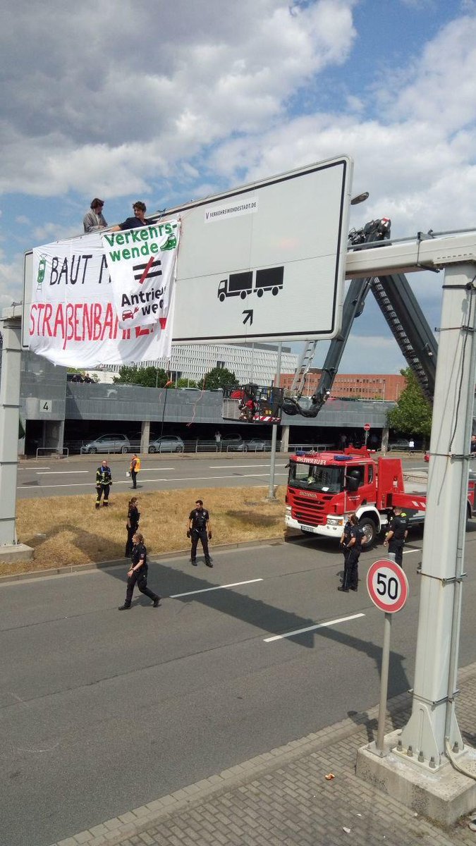 aktion_autofrei's tweet photo. Die Feuerwehr ist vor Ort und fährt ihre Leiter aus. Aktivist*innen klettern über das Schild und verhindern so mehrfach eine Räumung.
#VWUmbauen #AktionAutofrei #Strassenbahn #Verkehswende #TransformVW #Vergesellschaftung #BlockVW https://t.co/ChW6wVc7Z5