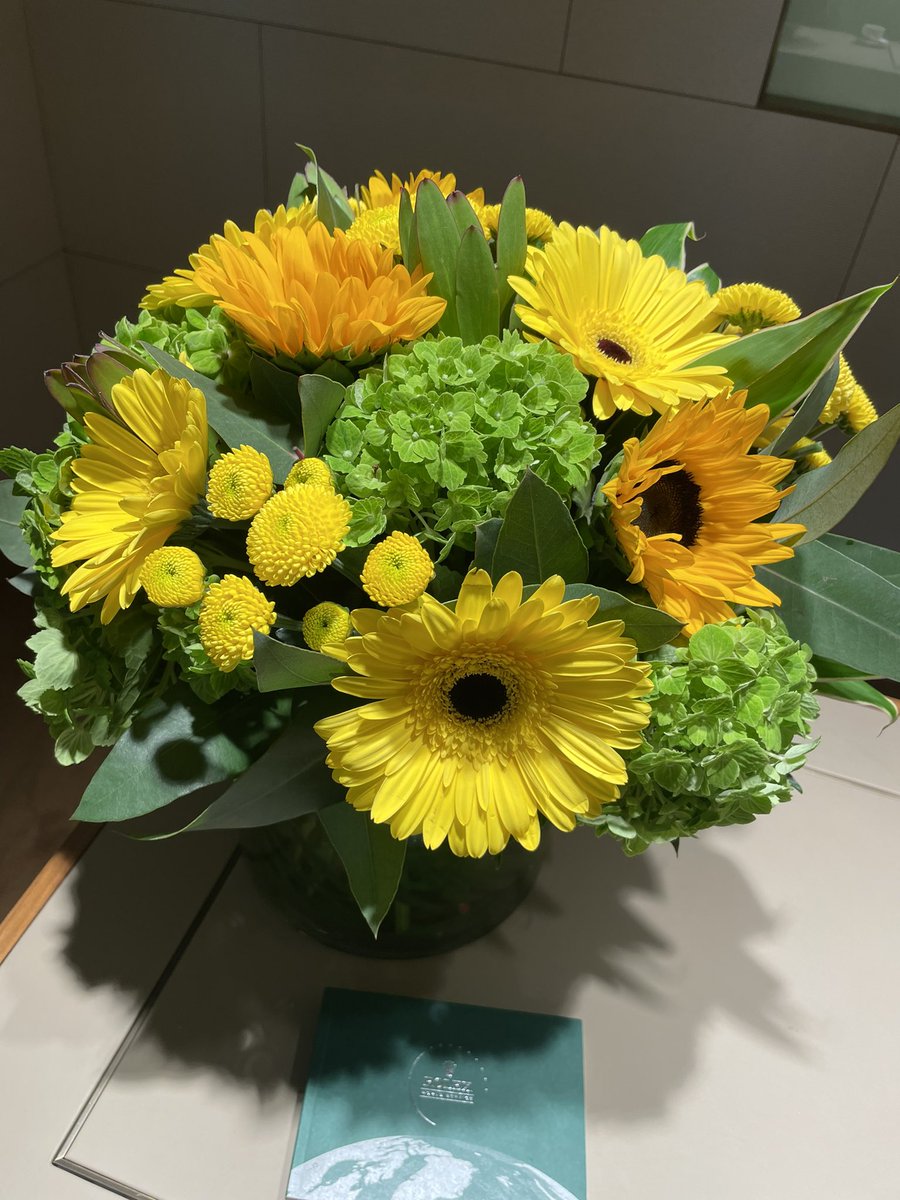 FlowerStyleMcr's tweet photo. Peferct flowers for the Manchester sunshine! ☀️☀️☀️ @David_MRobinson @ROLEX https://t.co/blWWQe6tPm