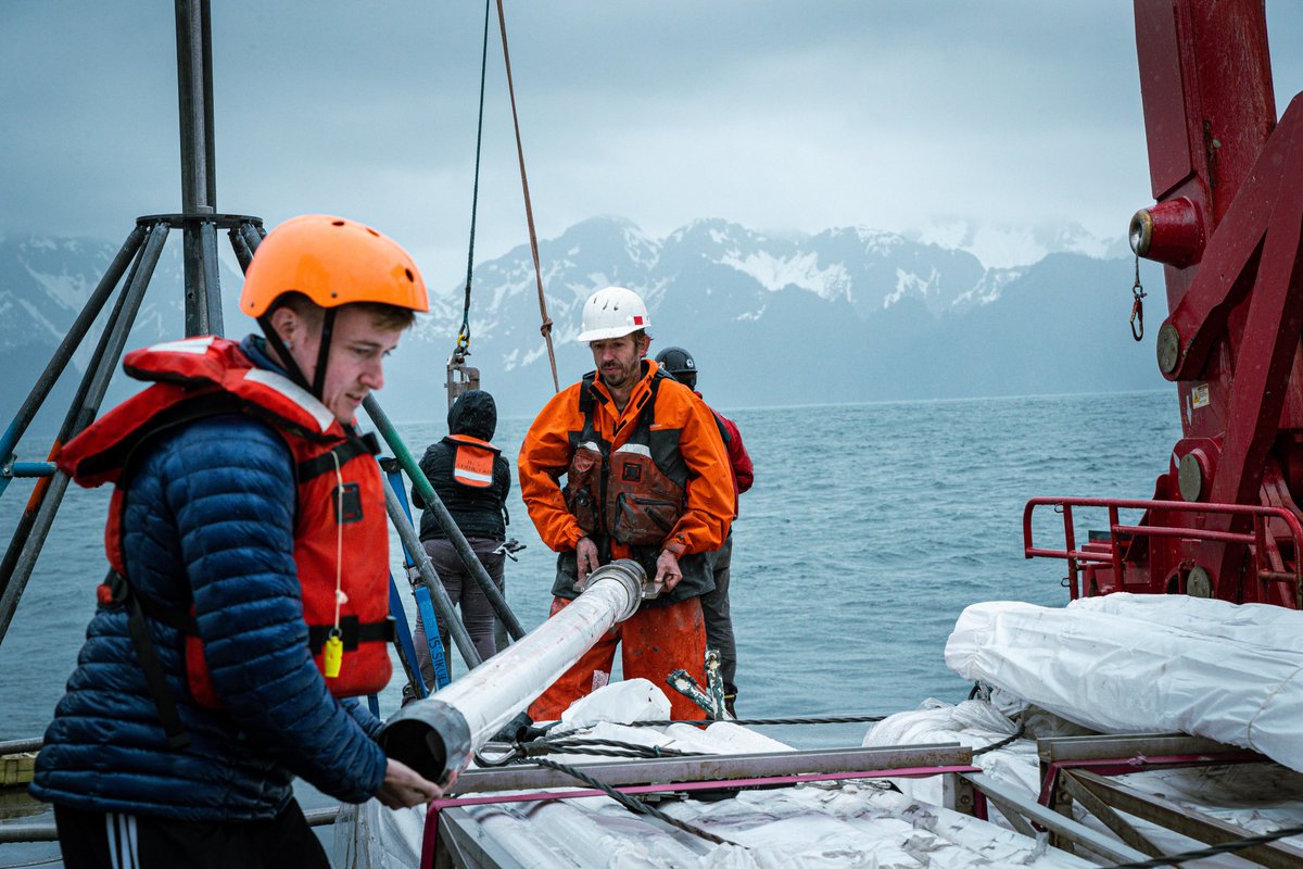 🧵#NSFfunded researchers are aboard the R/V @sikuliaq for a special 7-day transit of the Alaskan waters.

In addition to collecting critical oceanographic data, the cruise is being used as an opportunity to train a new generation of oceanographers.

📷: @JrPikok