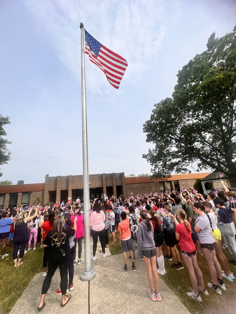 MissV_Andrews's tweet photo. Happy Flag Day 🇺🇸🗽❤️🤍💙@tincroadschool @PtoTinc @markdgrilo @Dani_Marangon @BUZZELLIMUSIC https://t.co/6pW0WYYBh5