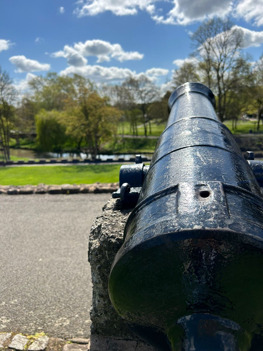 ☀️🏰 Soaking up the glorious sunshine in Tamworth today! The weather couldn't be more perfect, and the castle grounds are an absolute dream. 😍✨ #Tamworth #SummerVibes